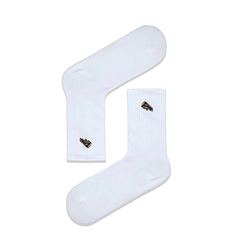 Qorapa LaraLara white cotton crew socks featuring a small embroidered pizza slice detail on the ankle